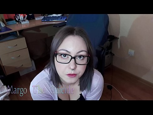 ❤️ Sexig tjej med glasögon suger Dildo djupt på kamera ❤️ Porno at us ❌️❤