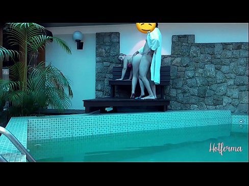 ❤️ Chefen bjuder in tjänsteflickan till poolen, men kunde inte motstå en het ❤️ Porno at us ❌️❤