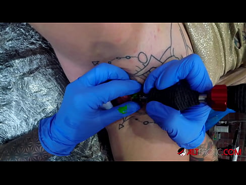 ❤️ Extremt tatuerade snyggingen Sully Savage fick en tatuering på sin klitoris ❤️ Porno at us ❌️❤
